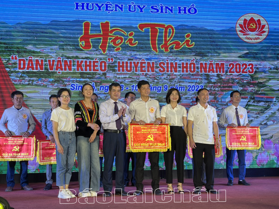 Đồng chí Bùi Văn Tuấn - Phó Bí thư Thường trực Huyện ủy Sìn Hồ trao giải toàn đoàn cho Đội đạt giải Nhất tại Hội thi.